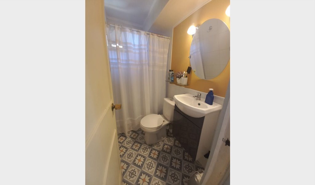 Pieza en arriendo en Hernando de Magallanes, El Pillán - Pieza pequeña, muy acogedora, closet espectacular y baño privado | CompartoDepto - Image 3