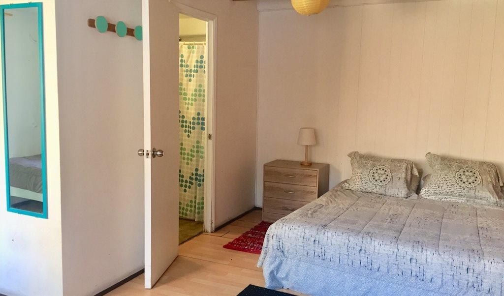 Pieza en arriendo en General Ekdhal, Cerro San Cristóbal - Pieza 2 en Casona Caracola | CompartoDepto - Image 2