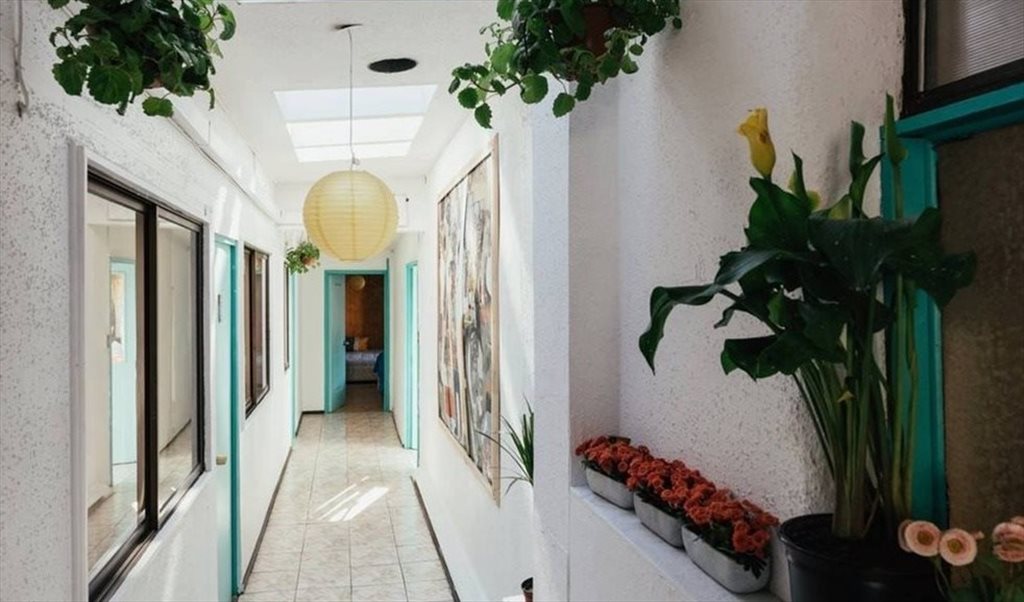 Pieza en arriendo en General Ekdhal, Cerro San Cristóbal - Pieza 2 en Casona Caracola | CompartoDepto - Image 4