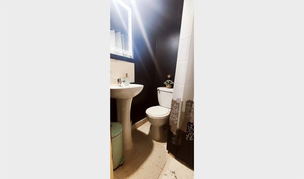 Pieza en arriendo en Victoria, Almendral - Habitaciones en Arriendo: Casa ARTE2, el Espacio Ideal para Estudiantes y Profesionales | CompartoDepto - Image 7