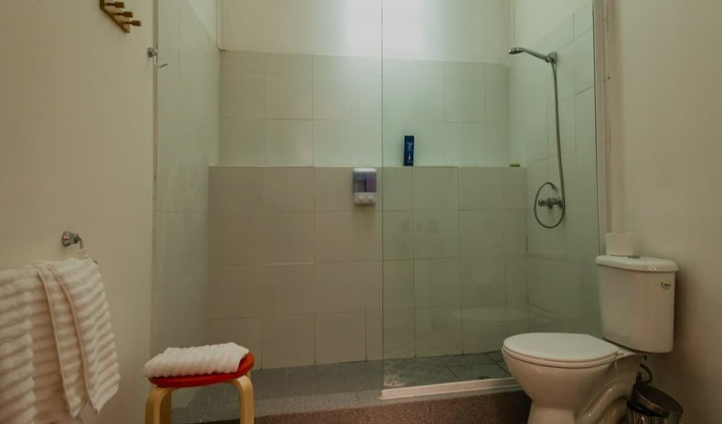 Pieza en arriendo en Independencia, Almendral - habitación individual, con ventana, cama dos plazas en casa patrimonial. | CompartoDepto - Image 3