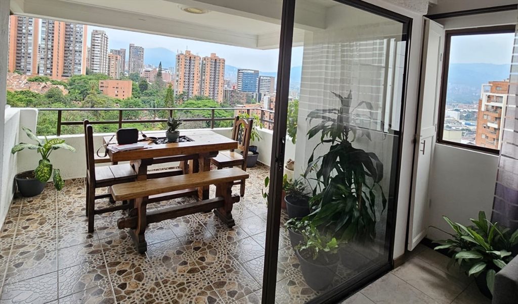 Habitacion en arriendo en Carrera 41, Castropol - Habitación con baño privado en Poblado | CompartoApto - Image 2