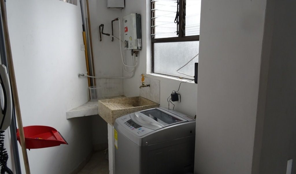 Habitacion en arriendo en Calle 49, Estadio - HABITACIÓN CON BAÑO PRIVADO DISPONIBLE, A UNOS PASOS DE LA ESTACION FLORESTA, BARRIO LAURELES ESTADI | CompartoApto - Image 3