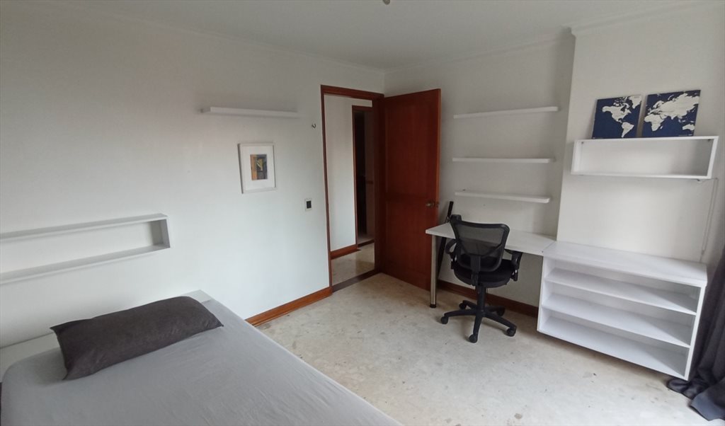 Habitacion en arriendo en Calle 15, Castropol - Habitación iluminada con balcon y baño compartido | CompartoApto - Image 3