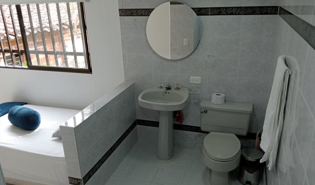 Habitacion en arriendo en UN Medellín, Medellín - Habitación amoblada para caballero solo con parqueadero para moto o carro WIFI 900 | CompartoApto - Image 7