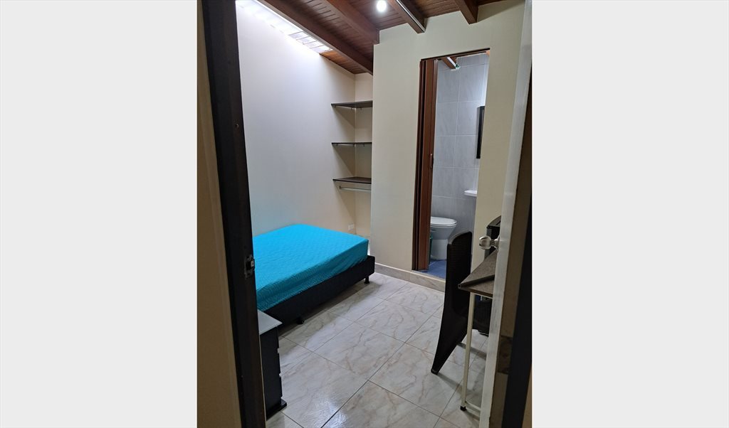 Habitacion en arriendo en Circular 2, Bolivariana - Arriendo una habitación  con baño privado, Barrio Laureles | CompartoApto - Image 5