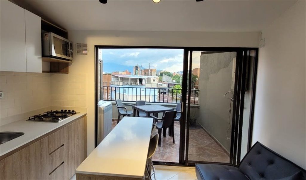 Habitacion en arriendo en Calle 44, San Joaquín - Apartaestudio Amoblado-Laureles Estadio | CompartoApto - Image 2