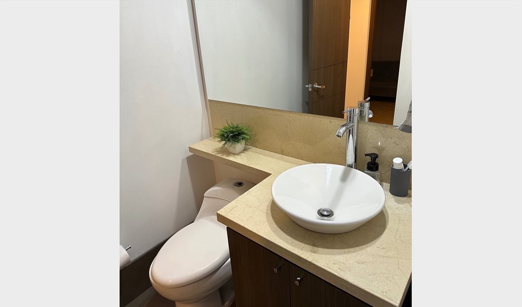 Habitacion en arriendo en Carrera 38, Los Balsos Ii - Habitación con baño privado en Poblado loma Balsos | CompartoApto - Image 2