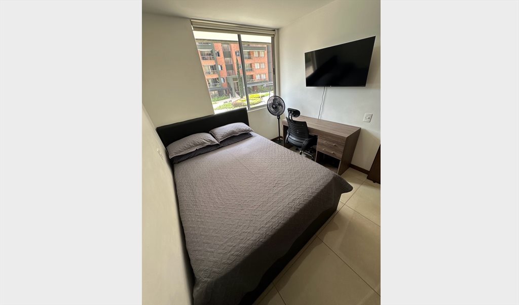 Habitacion en arriendo en Carrera 44, Villa Carlota - Habitación privada en Ciudad del Río - Poblado. | CompartoApto - Image 2