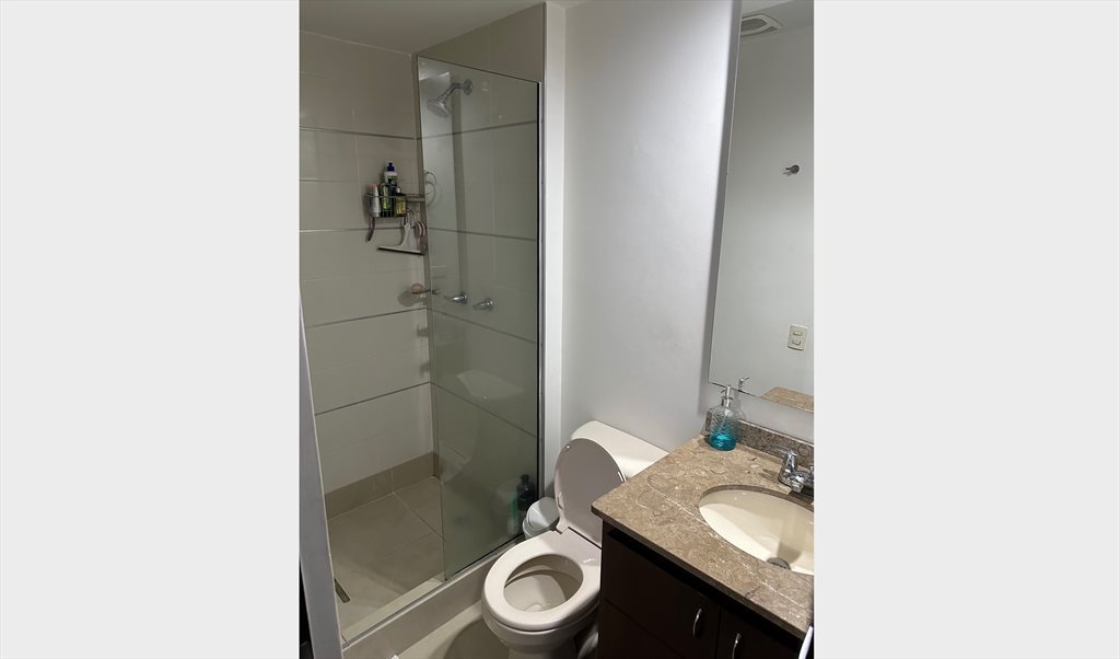 Habitacion en arriendo en Carrera 44, Villa Carlota - Habitación privada en Ciudad del Río - Poblado. | CompartoApto - Image 8