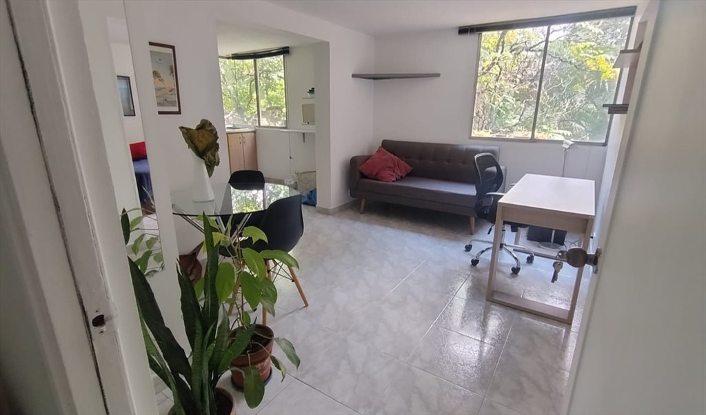 Habitacion en arriendo en Calle 54, Carlos Eugenio Restrepo - Apartaestudio en Carlos E. Restrepo | CompartoApto - Image 2