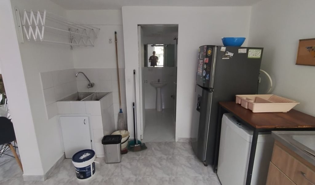 Habitacion en arriendo en Calle 54, Carlos Eugenio Restrepo - Apartaestudio en Carlos E. Restrepo | CompartoApto - Image 4