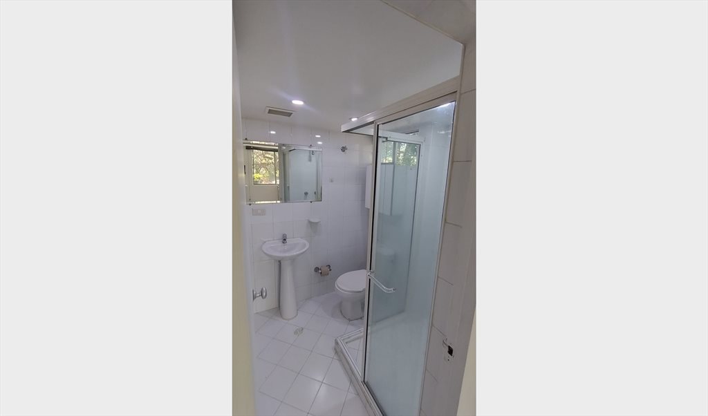 Habitacion en arriendo en Calle 54, Carlos Eugenio Restrepo - Apartaestudio en Carlos E. Restrepo | CompartoApto - Image 5