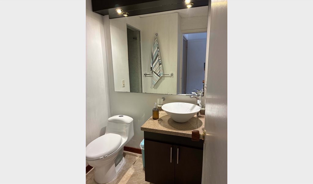 Habitacion en arriendo en Transversal 18A, Chico Norte Iii - Habitación principal con baño privado en apartamento amplio y luminoso | CompartoApto - Image 4