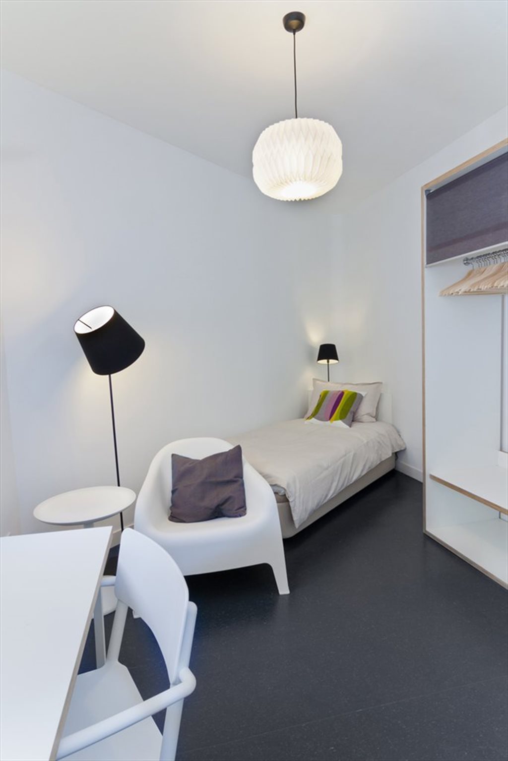 Piso Compartido en Calle de Alberto Aguilera, Centro - MODERNO PISO CON HABITACIONES CON BAÑO INDIVIDUAL | Roomgo - Image 2