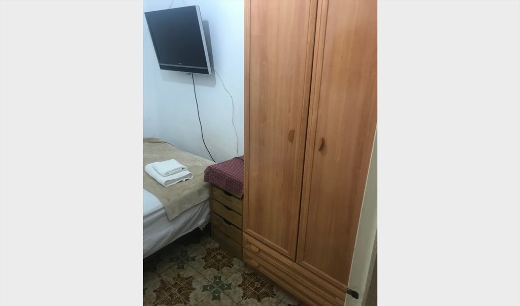 Piso Compartido en Carrer Mas, L'Hospitalet de Llobregat - CERCA DEL CAMP NOU, TENGO EN ALQUILER UNA HABITACION DOBLE,  EN ZONA COLLBLANC, LES CORTS | Roomgo - Image 2