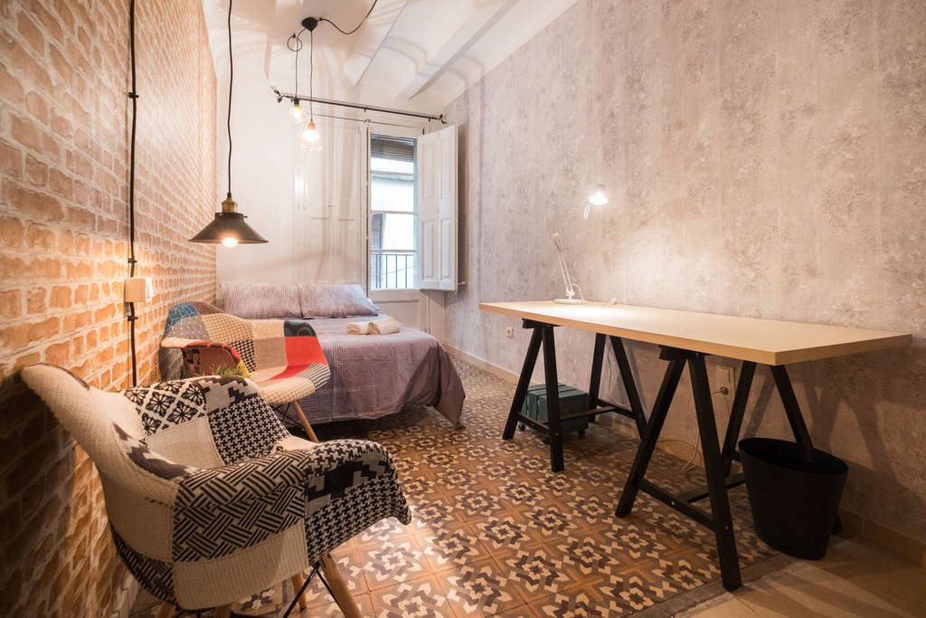 Piso Compartido en Carrer d'en Rauric, Barcelona - ¡Disfruta del centro de Barcelona en una habitación vintage con terraza! RH7-R2 | Roomgo - Image 2