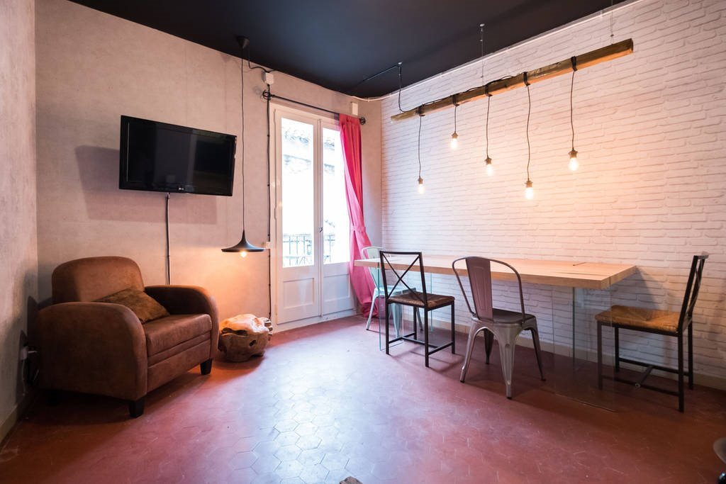 Piso Compartido en Carrer d'en Rauric, Barcelona - ¡Disfruta del centro de Barcelona en una habitación vintage con terraza! RH7-R2 | Roomgo - Image 4