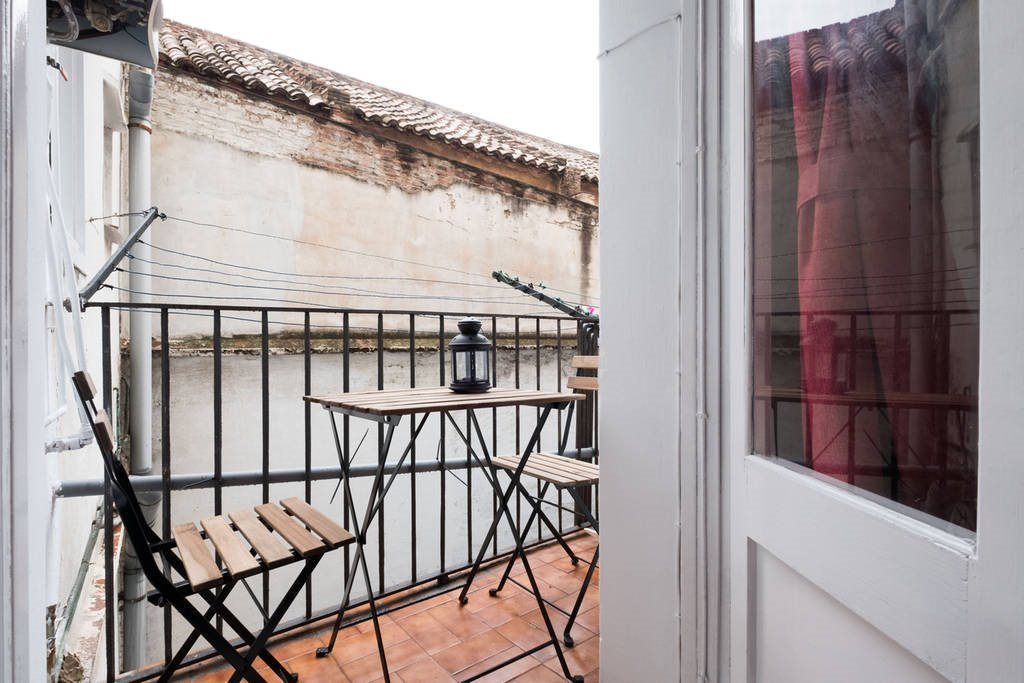 Piso Compartido en Carrer d'en Rauric, Barcelona - ¡Disfruta del centro de Barcelona en una habitación vintage con terraza! RH7-R2 | Roomgo - Image 6