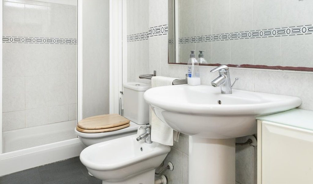 Piso Compartido en Carrer de Wellington, Barcelona - ¡Enorme y Luminosa Habitación con Terraza en Dúplex!  RH1-R3 | Roomgo - Image 8