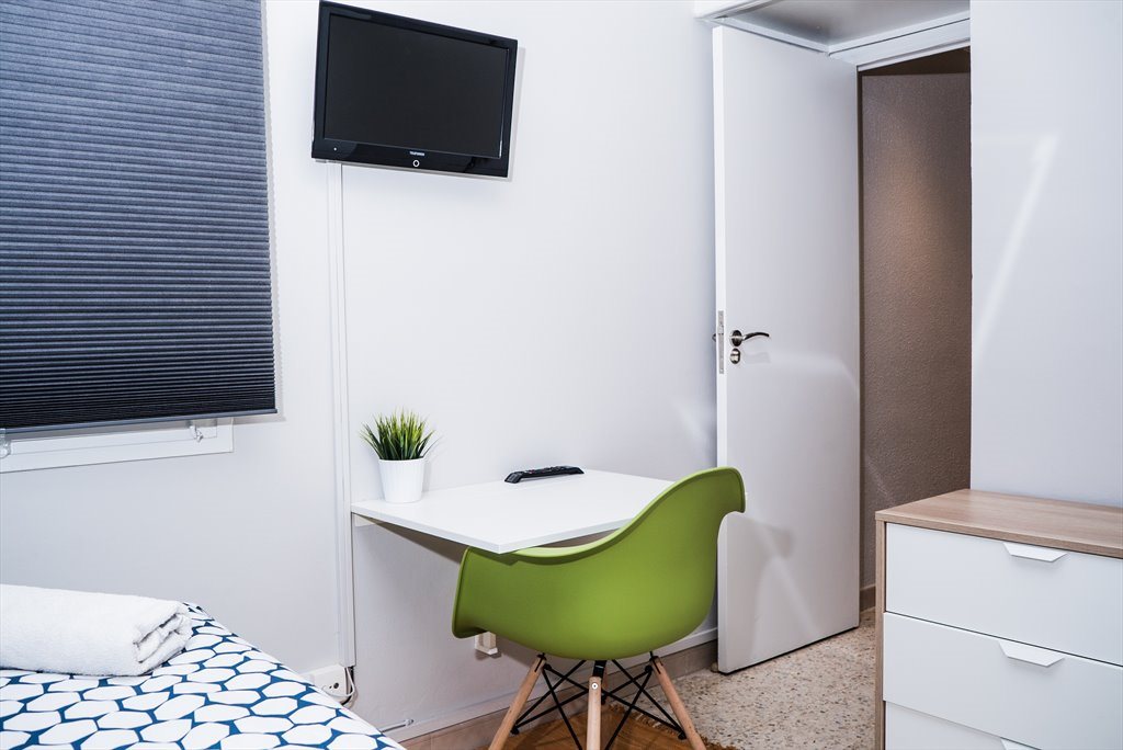 Piso Compartido en Carrer d'Aragó, Barcelona - RH6-R3 ¡Habitación con cama extensible en un piso de diseño al lado de la Sagrada Familia! RH6-R3 | Roomgo - Image 2