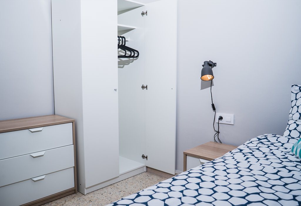 Piso Compartido en Carrer d'Aragó, Barcelona - RH6-R3 ¡Habitación con cama extensible en un piso de diseño al lado de la Sagrada Familia! RH6-R3 | Roomgo - Image 3