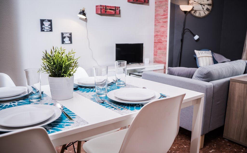 Piso Compartido en Carrer d'Aragó, Barcelona - RH6-R3 ¡Habitación con cama extensible en un piso de diseño al lado de la Sagrada Familia! RH6-R3 | Roomgo - Image 4