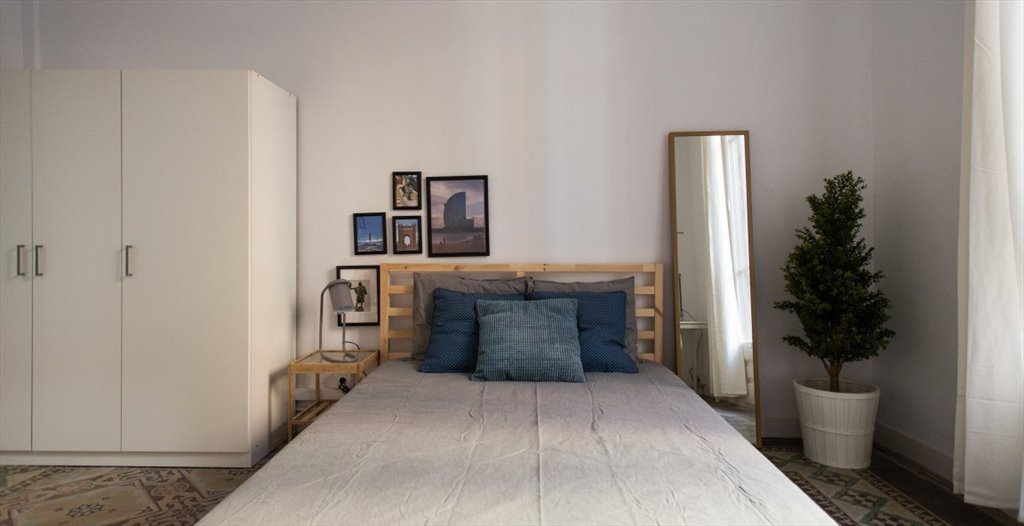 Piso Compartido en Carrer Gran de Gràcia, Barcelona - ¡Habitación con cama doble en un piso reformado en Gracia! RH9-R2 | Roomgo - Image 2