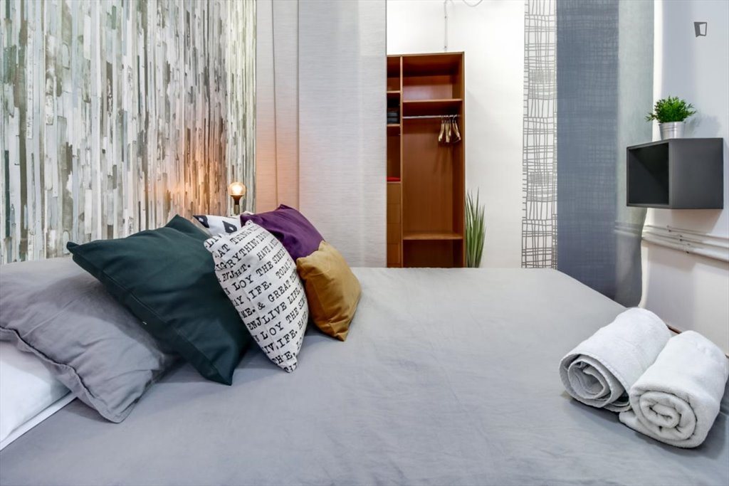 Piso Compartido en Carrer de Roger de Llúria, Barcelona - RH3-R11 ¡Habitación céntrica en Barcelona con servicio de limpieza en las zonas comunes! | Roomgo - Image 2