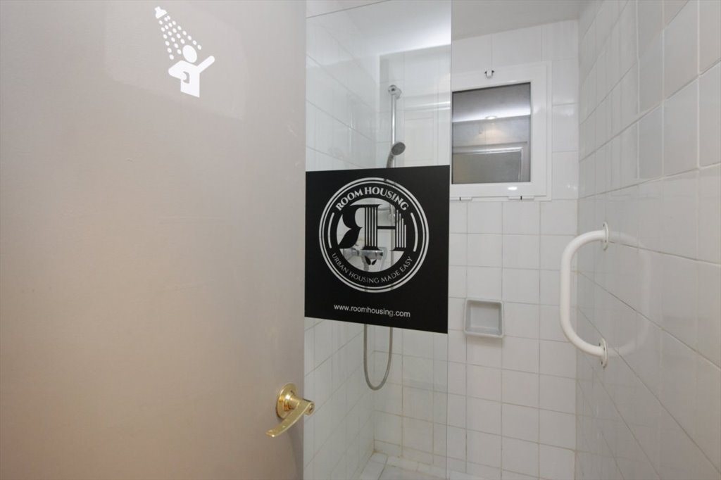 Piso Compartido en Carrer de Roger de Llúria, Barcelona - RH3-R11 ¡Habitación céntrica en Barcelona con servicio de limpieza en las zonas comunes! | Roomgo - Image 5