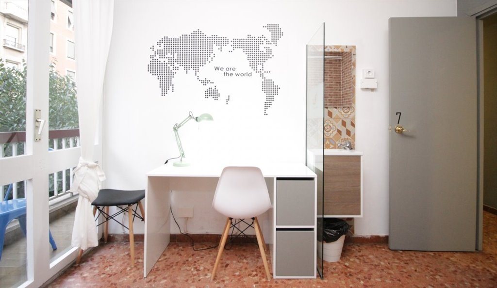 Piso Compartido en Carrer de Roger de Llúria, Barcelona - RH3-R7 ¡Habitación en el centro de Barcelona con servicio de limpieza en las zonas comunes incluido! | Roomgo - Image 2