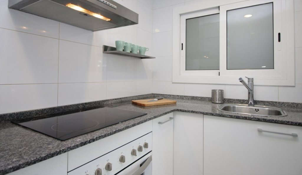 Piso Compartido en Avinguda de la Riera de Cassoles, Barcelona - ¡Habitación super luminosa con baño privado en un piso reformado en Gracia! RH12-R1 | Roomgo - Image 2