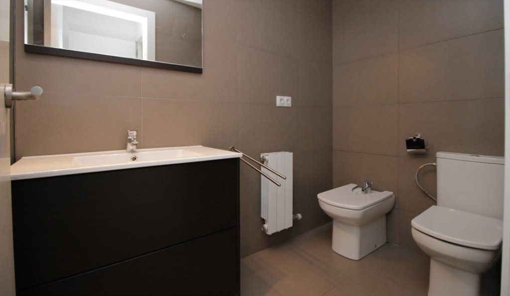 Piso Compartido en Avinguda de la Riera de Cassoles, Barcelona - ¡Habitación super luminosa con baño privado en un piso reformado en Gracia! RH12-R1 | Roomgo - Image 3