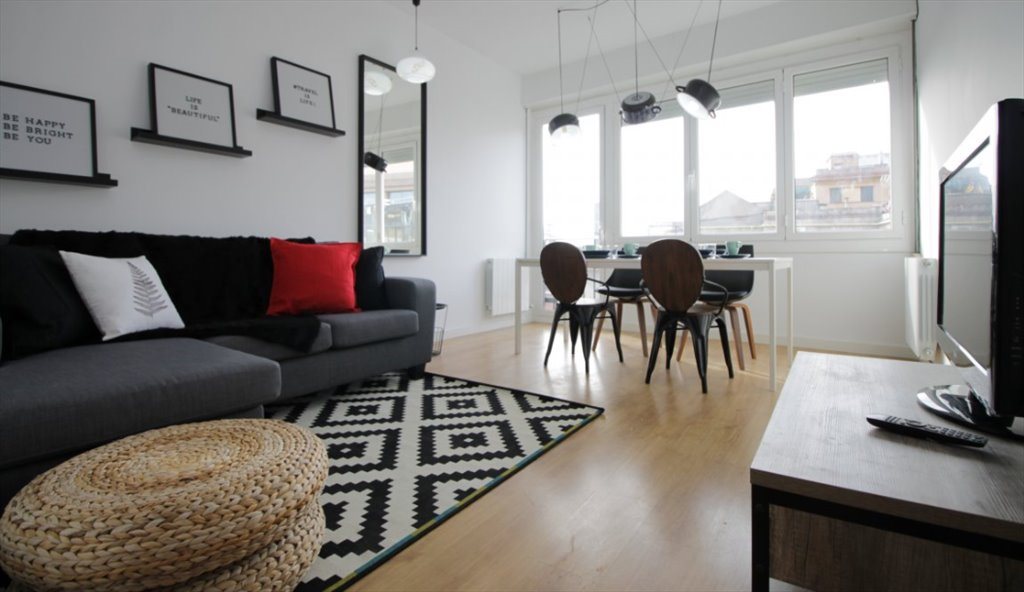 Piso Compartido en Avinguda de la Riera de Cassoles, Barcelona - ¡Habitación super luminosa con baño privado en un piso reformado en Gracia! RH12-R1 | Roomgo - Image 4