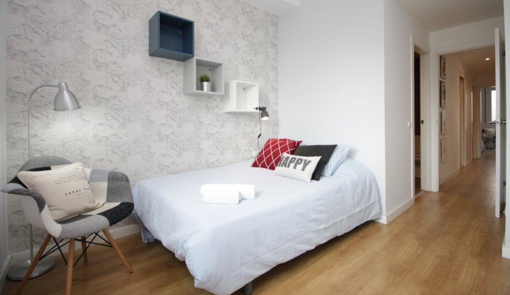 Piso Compartido en Avinguda de la Riera de Cassoles, Barcelona - ¡Habitación super luminosa con baño privado en un piso reformado en Gracia! RH12-R1 | Roomgo - Image 5