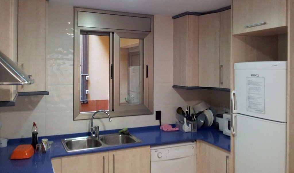 Piso Compartido en Carrer d' Amadeu Vives, L'Hospitalet de Llobregat - Habitación en alquiler en Duplex cerca de universidades UB y UPC | Roomgo - Image 2