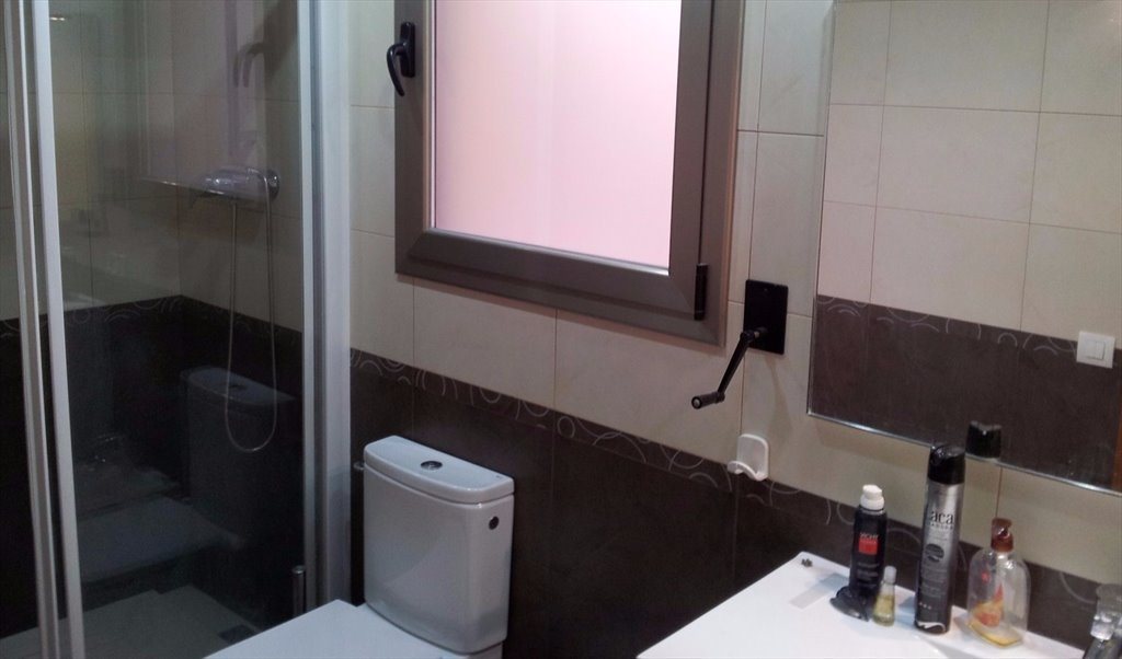 Piso Compartido en Carrer d' Amadeu Vives, L'Hospitalet de Llobregat - Habitación en alquiler en Duplex cerca de universidades UB y UPC | Roomgo - Image 3