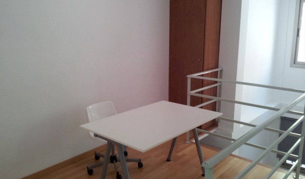 Piso Compartido en Carrer d' Amadeu Vives, L'Hospitalet de Llobregat - Habitación en alquiler en Duplex cerca de universidades UB y UPC | Roomgo - Image 6