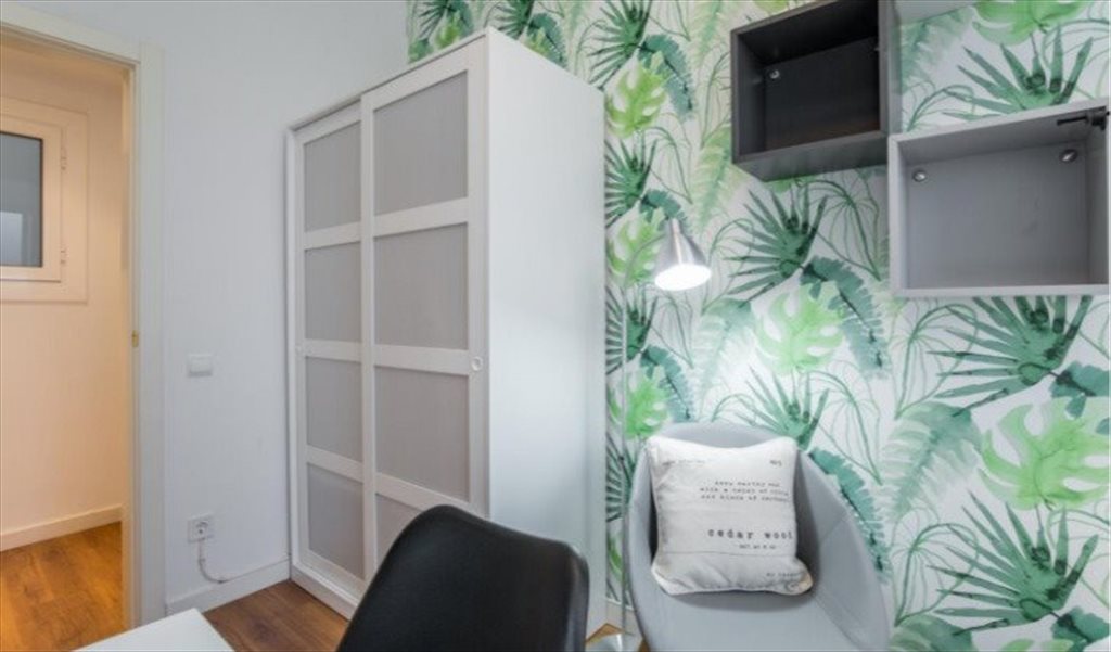 Piso Compartido en Avinguda de la Riera de Cassoles, Barcelona - RH13-R4 Habitación luminosa con cama doble en un ático compartido en Gracia | Roomgo - Image 2