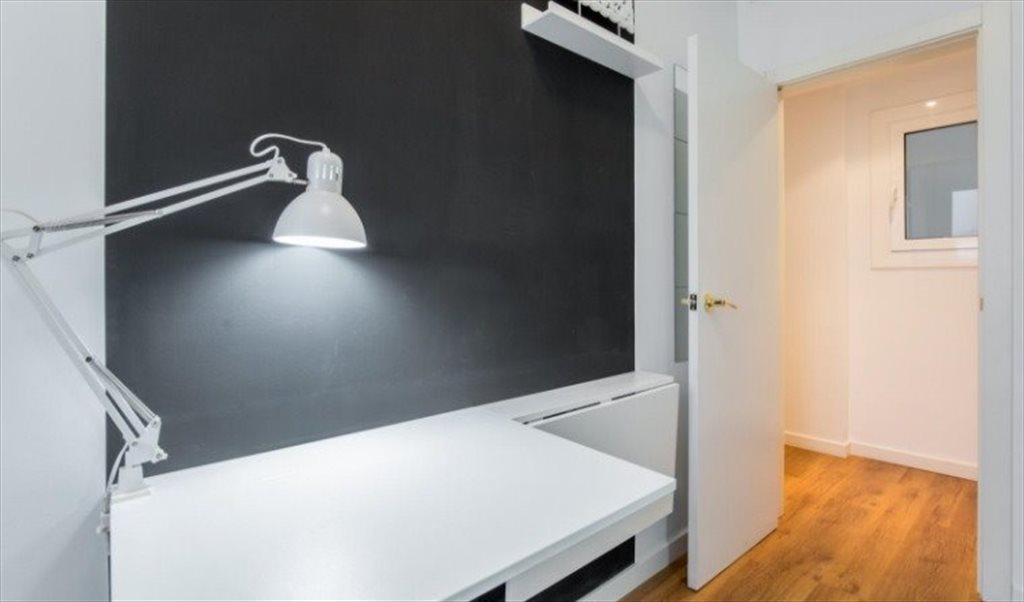 Piso Compartido en Avinguda de la Riera de Cassoles, Barcelona - RH13-R4 Habitación luminosa con cama doble en un ático compartido en Gracia | Roomgo - Image 3