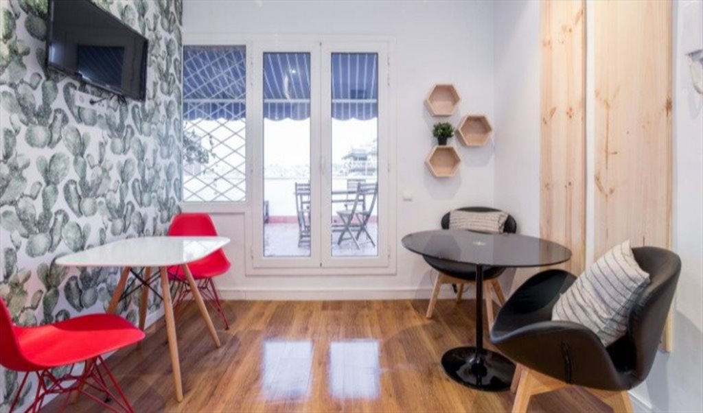 Piso Compartido en Avinguda de la Riera de Cassoles, Barcelona - RH13-R4 Habitación luminosa con cama doble en un ático compartido en Gracia | Roomgo - Image 4