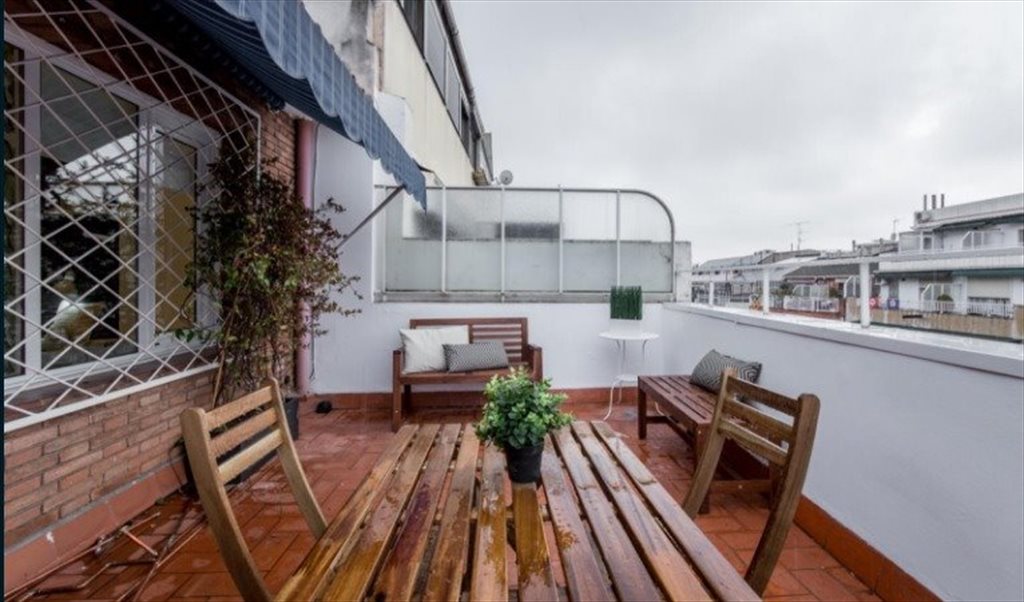 Piso Compartido en Avinguda de la Riera de Cassoles, Barcelona - RH13-R4 Habitación luminosa con cama doble en un ático compartido en Gracia | Roomgo - Image 5