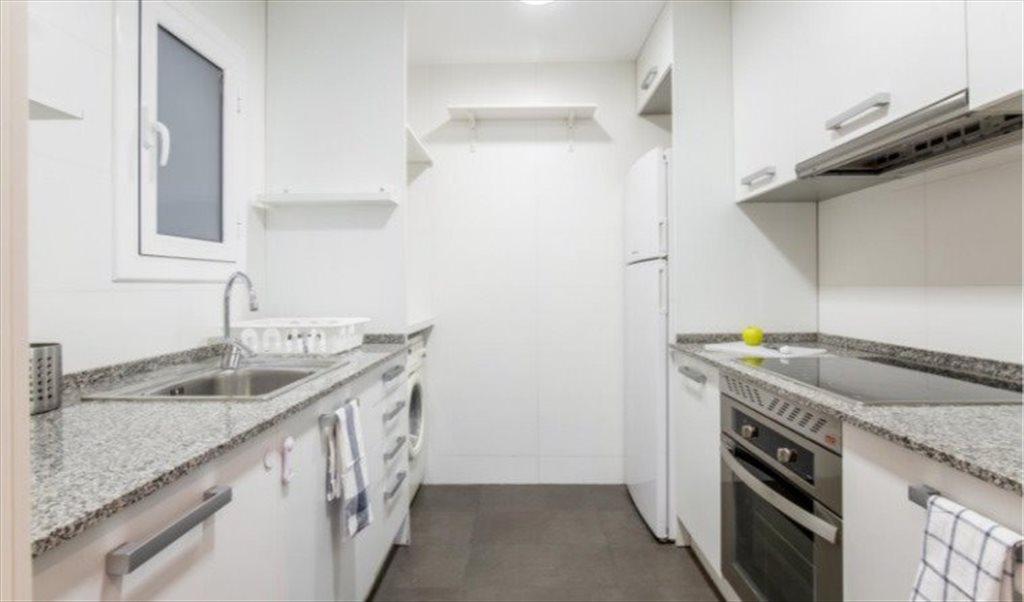 Piso Compartido en Avinguda de la Riera de Cassoles, Barcelona - RH13-R4 Habitación luminosa con cama doble en un ático compartido en Gracia | Roomgo - Image 6