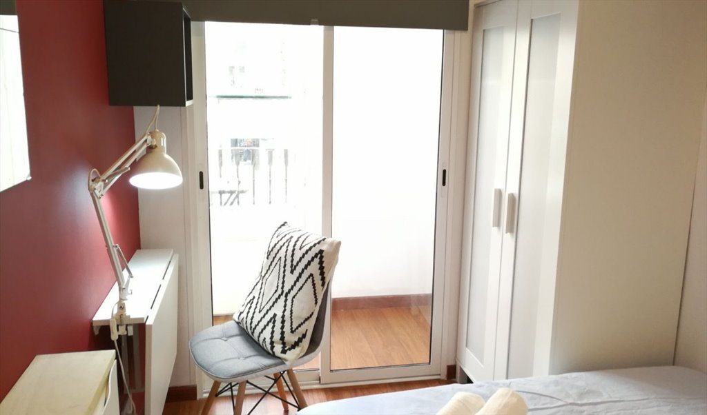 Piso Compartido en Ronda de Sant Pere, Barcelona - ¡Habitación exterior con balcón en un piso reformado en el Eixample! RH15-R1 | Roomgo - Image 2