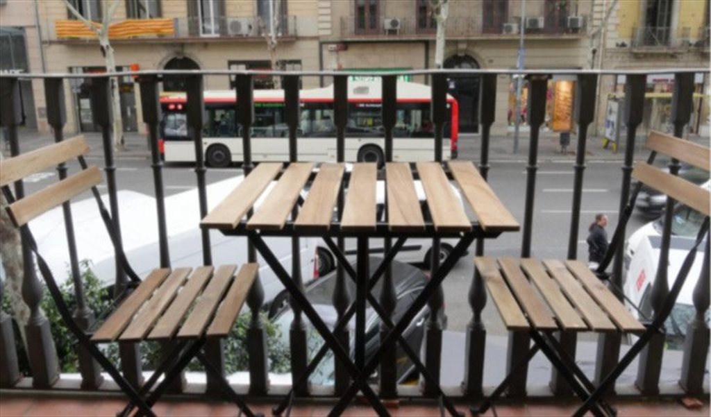 Piso Compartido en Ronda de Sant Pere, Barcelona - ¡Habitación exterior con balcón en un piso reformado en el Eixample! RH15-R1 | Roomgo - Image 3