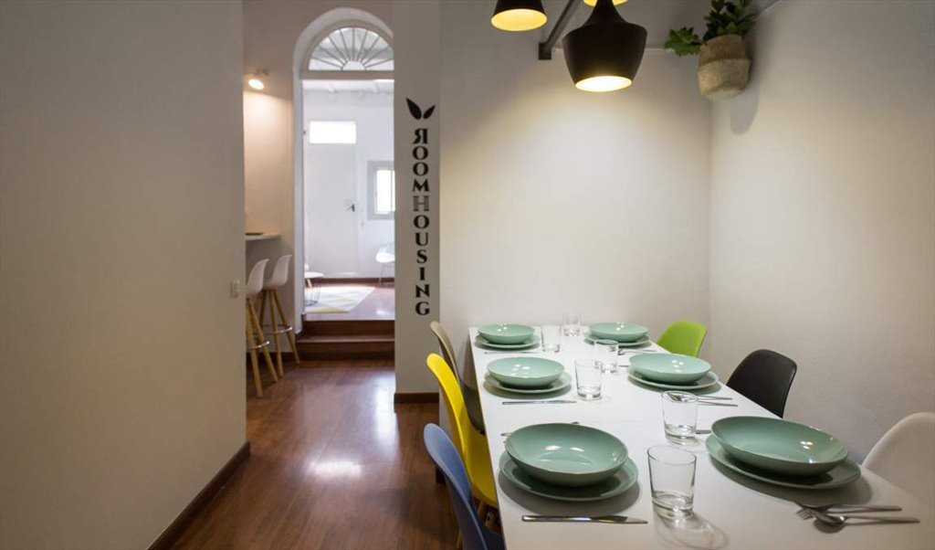 Piso Compartido en Ronda de Sant Pere, Barcelona - ¡Habitación exterior con balcón en un piso reformado en el Eixample! RH15-R1 | Roomgo - Image 4