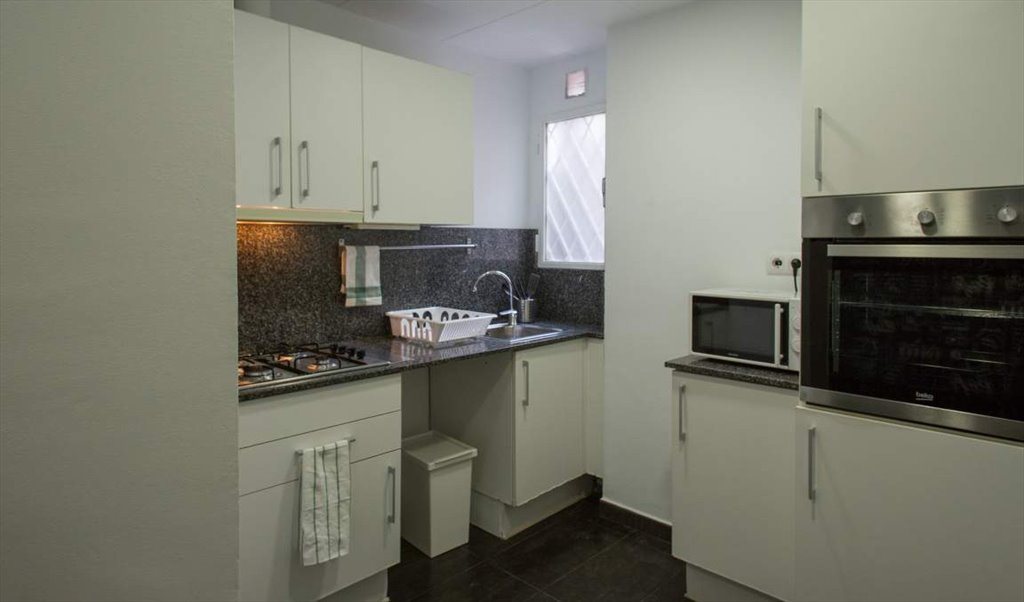 Piso Compartido en Ronda de Sant Pere, Barcelona - ¡Habitación exterior con balcón en un piso reformado en el Eixample! RH15-R1 | Roomgo - Image 5