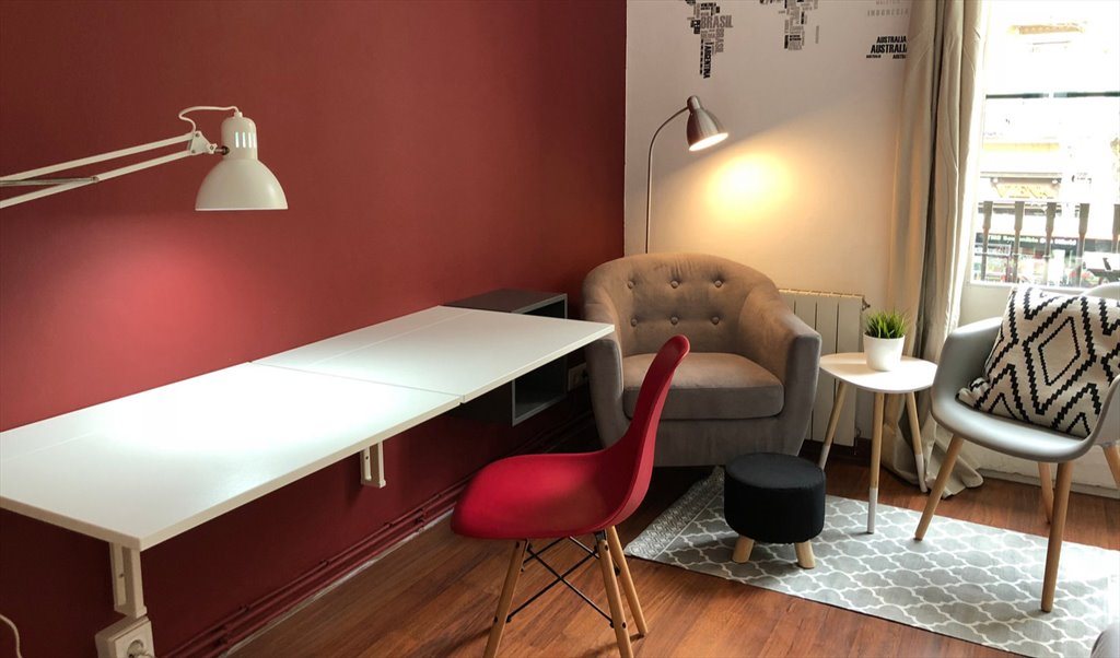 Piso Compartido en Ronda de Sant Pere, Barcelona - ¡Habitación super luminosa en un piso reformado en Gracia! RH15-R3 | Roomgo - Image 2