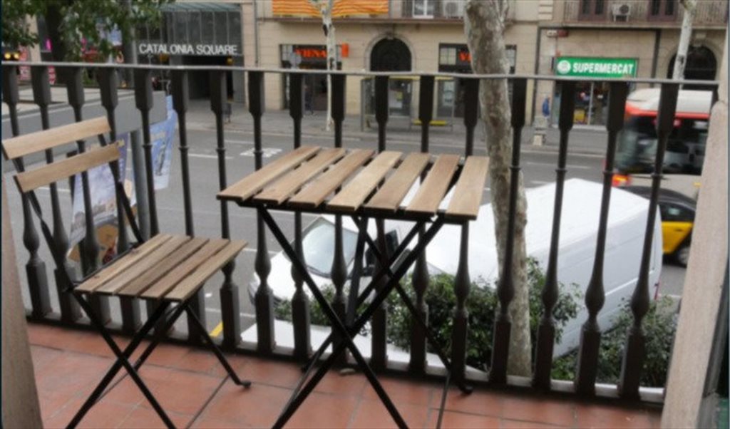 Piso Compartido en Ronda de Sant Pere, Barcelona - ¡Habitación super luminosa en un piso reformado en Gracia! RH15-R3 | Roomgo - Image 3