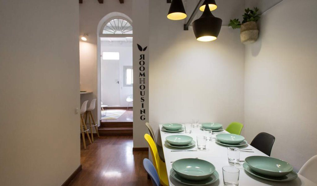 Piso Compartido en Ronda de Sant Pere, Barcelona - ¡Habitación super luminosa en un piso reformado en Gracia! RH15-R3 | Roomgo - Image 4